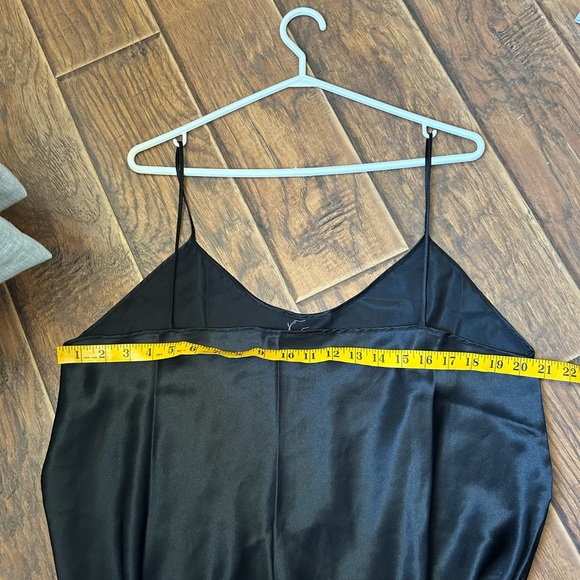 Elegant Black Mini Dress - Picture 3 of 3